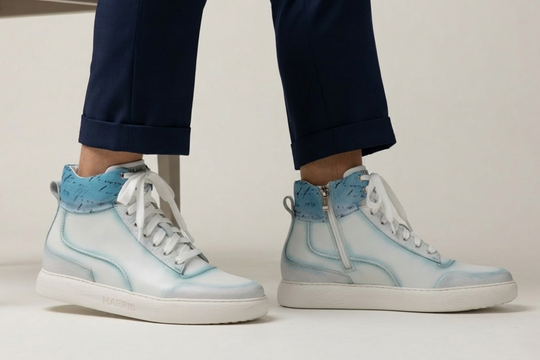 Botín de piel suave y decolorada.