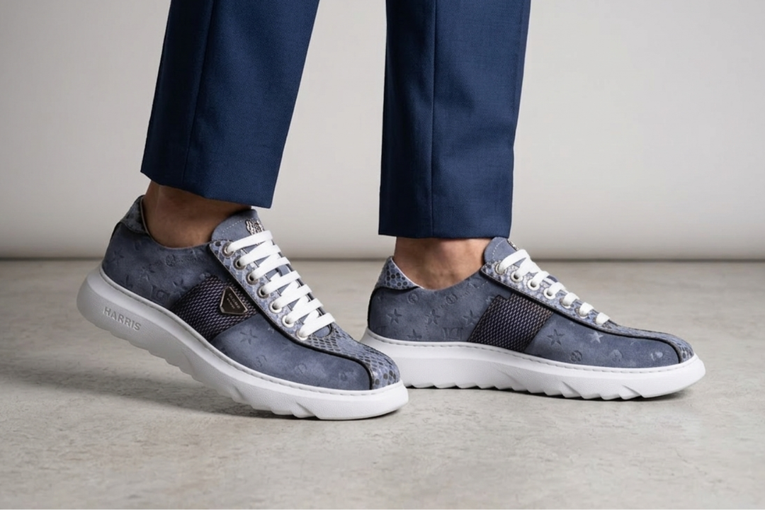 Sneakers aus bedrucktem Wildleder und Python-Details