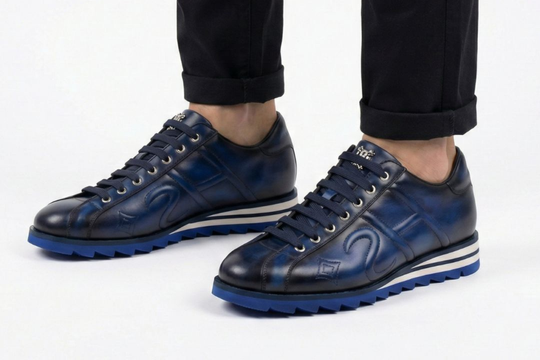 Sneaker en cuir peinte à la main