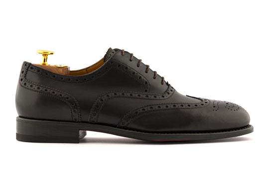 Leather lace-up shoes with brogue details