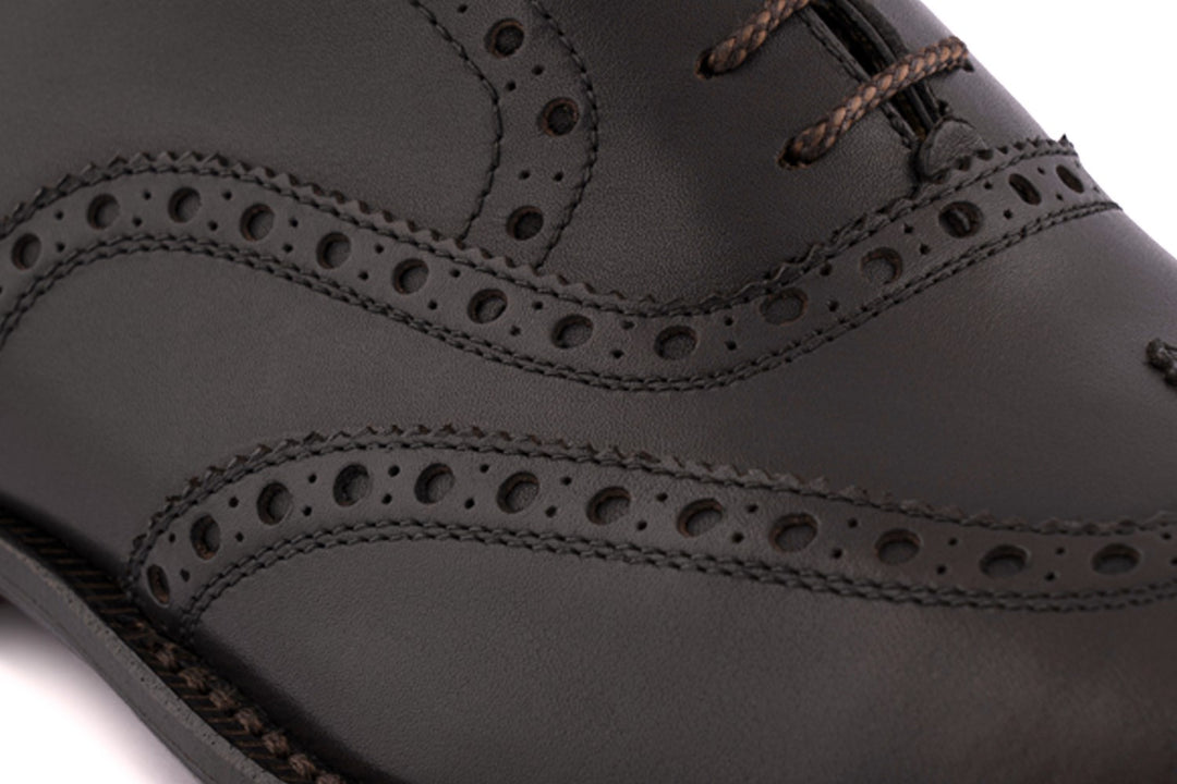 Leather lace-up shoes with brogue details