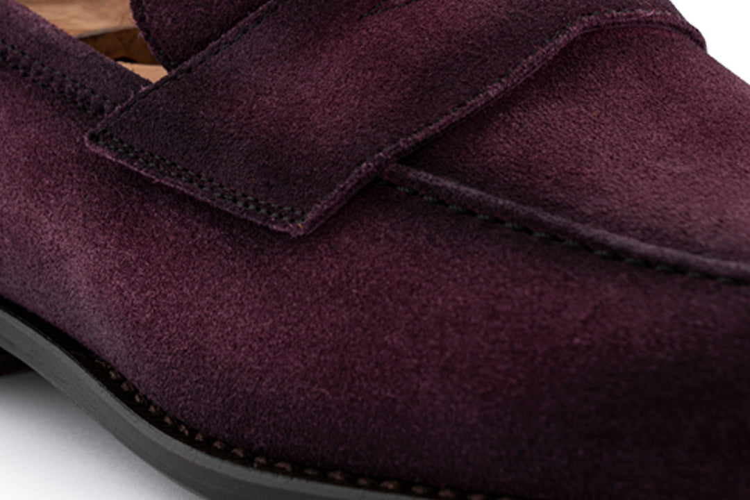 Von Hand gefärbter Mokassin aus Wildleder