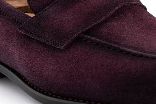 Von Hand gefärbter Mokassin aus Wildleder