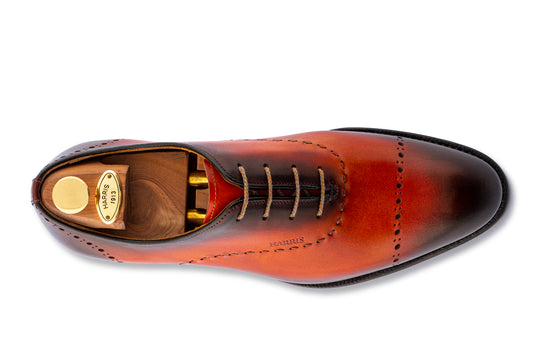 Zapatos brogue pintados a mano con costuras a mano.