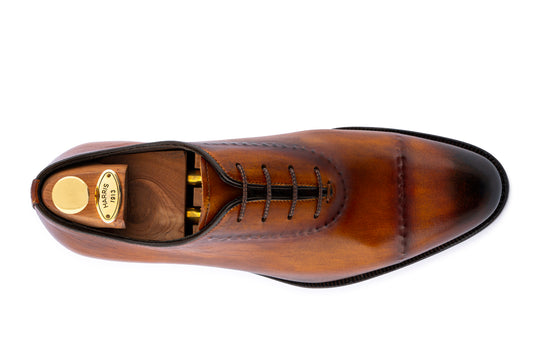 Francesina dipinta a mano con cuciture su carne