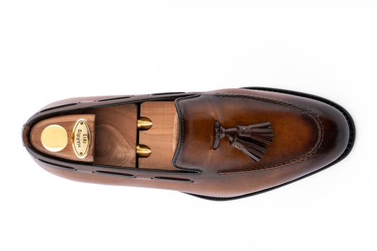 Mocassino in pelle dipinto a mano con pon pon