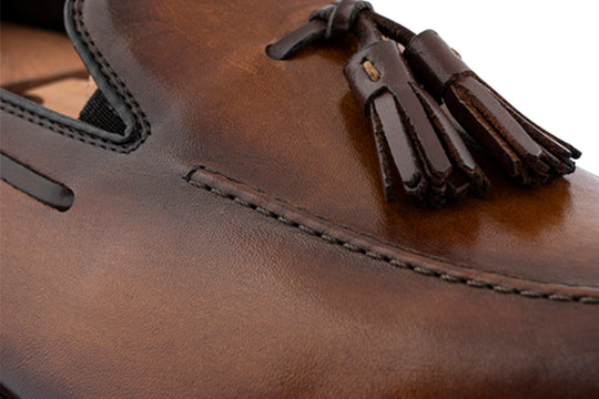 Mocassino in pelle dipinto a mano con pon pon