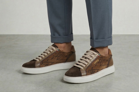 Sneakers in suede e dettagli writer