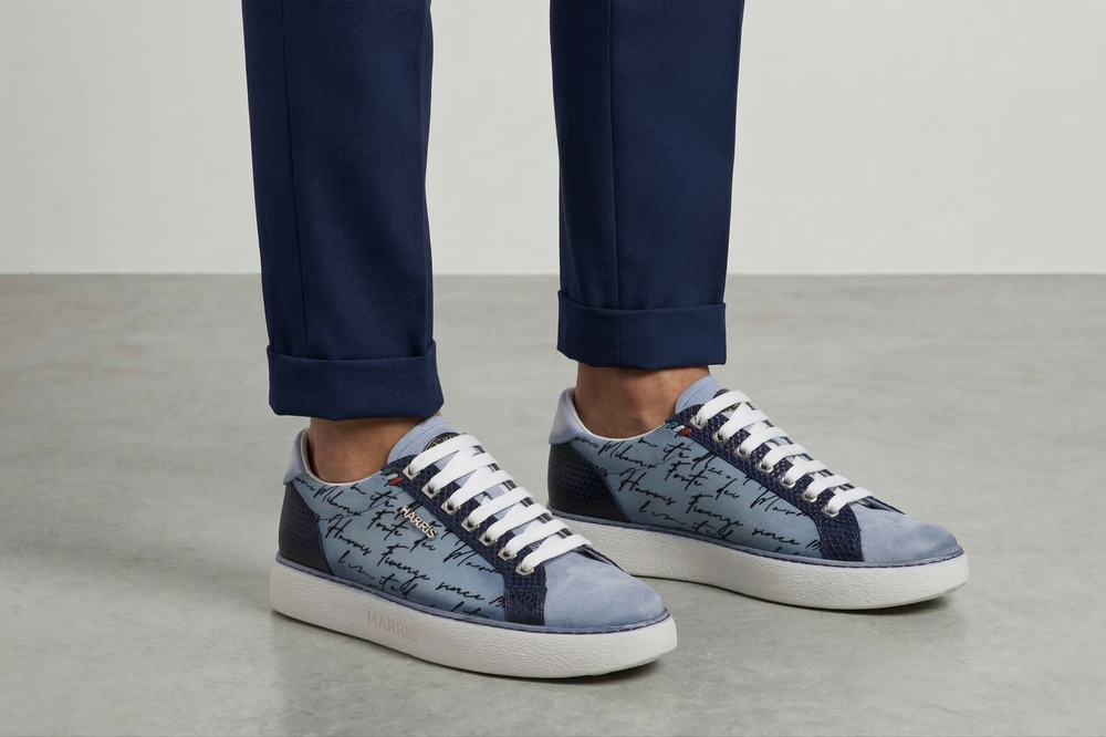 Baskets en daim et détails écrivain