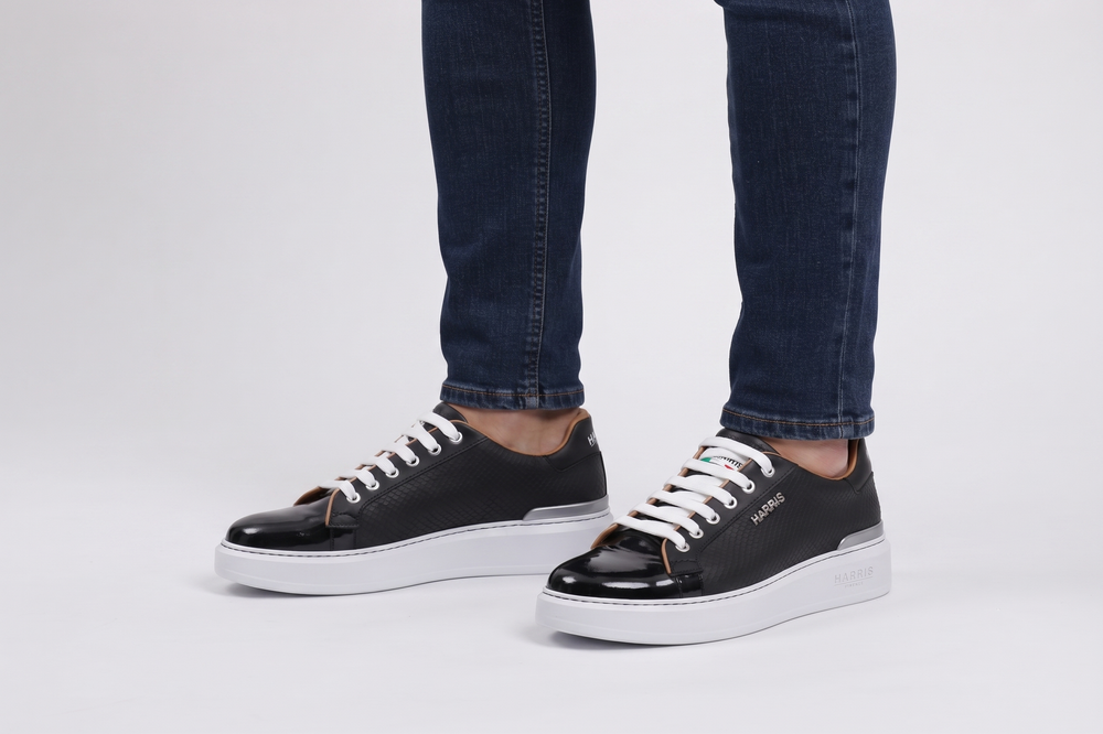 Sneakers in pelle matte e vernice