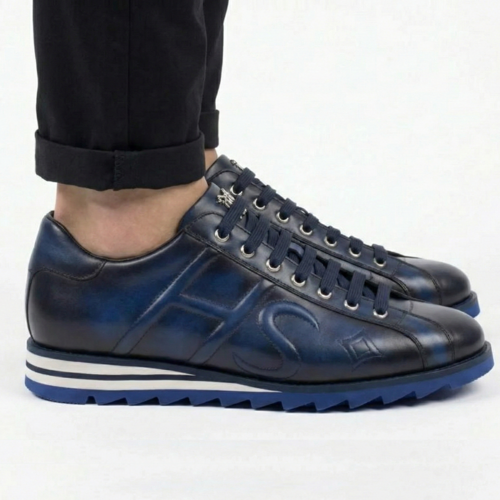 Zapatilla de piel pintada a mano.