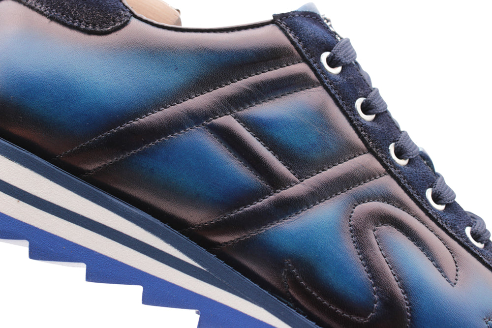 Zapatillas de piel pintadas a mano.