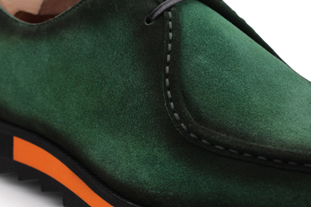 Stringata in suede con cucitura a mano