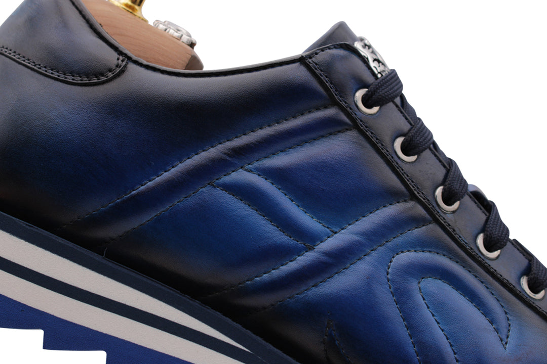 Sneaker in pelle dipinta a mano con cuciture imbottite