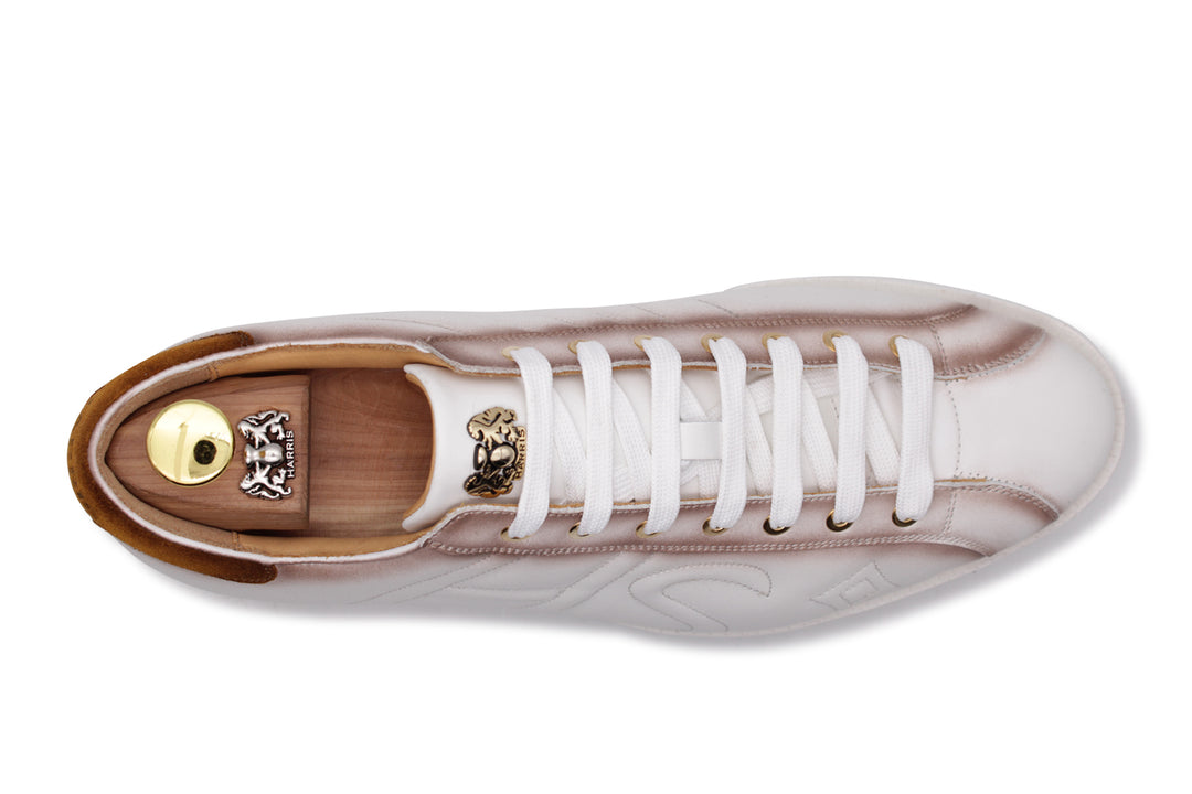 Sneaker de piel y ante decolorados.