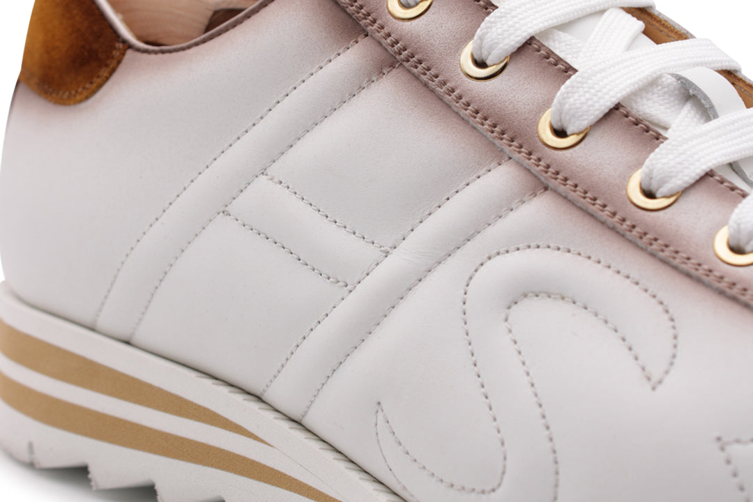 Sneaker de piel y ante decolorados.