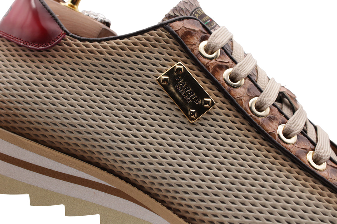 Zapatillas de pitón y efecto perforado.