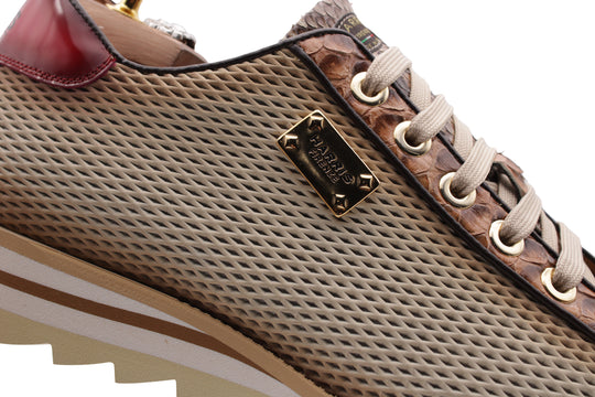 Zapatillas de pitón y efecto perforado.