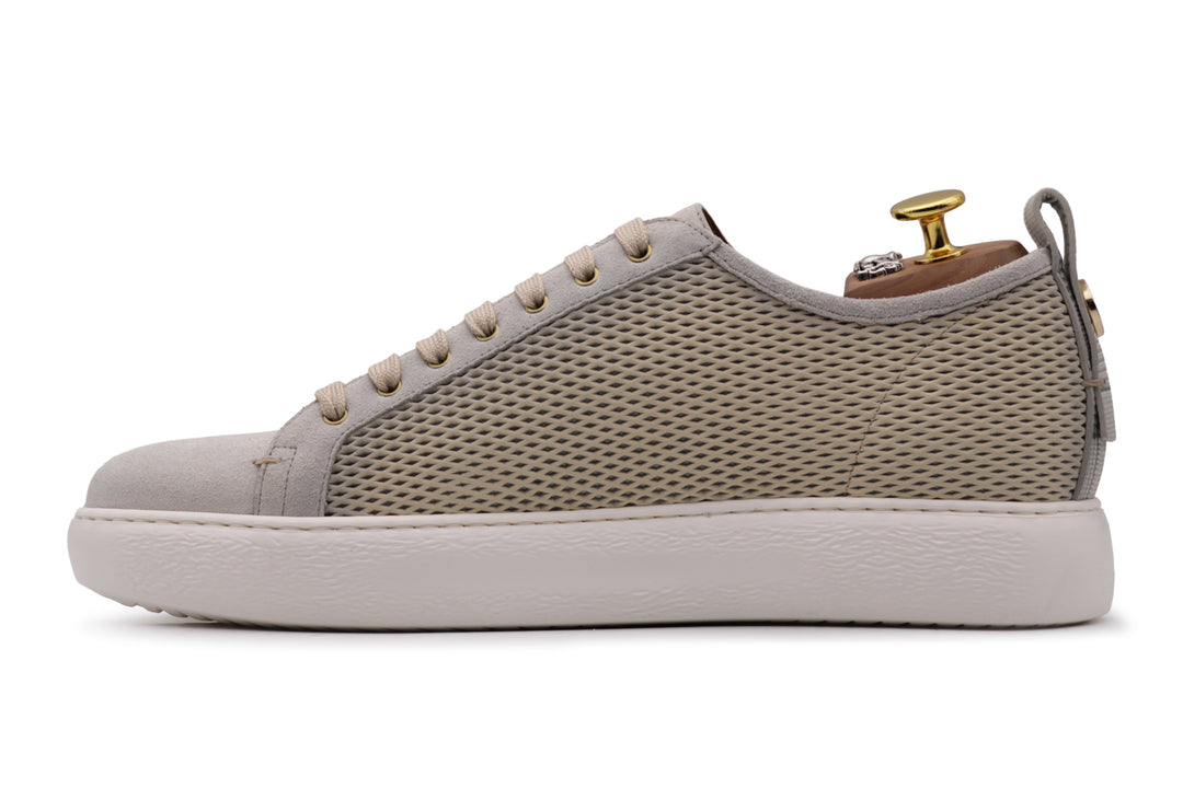 Sneaker effetto traforato e camoscio